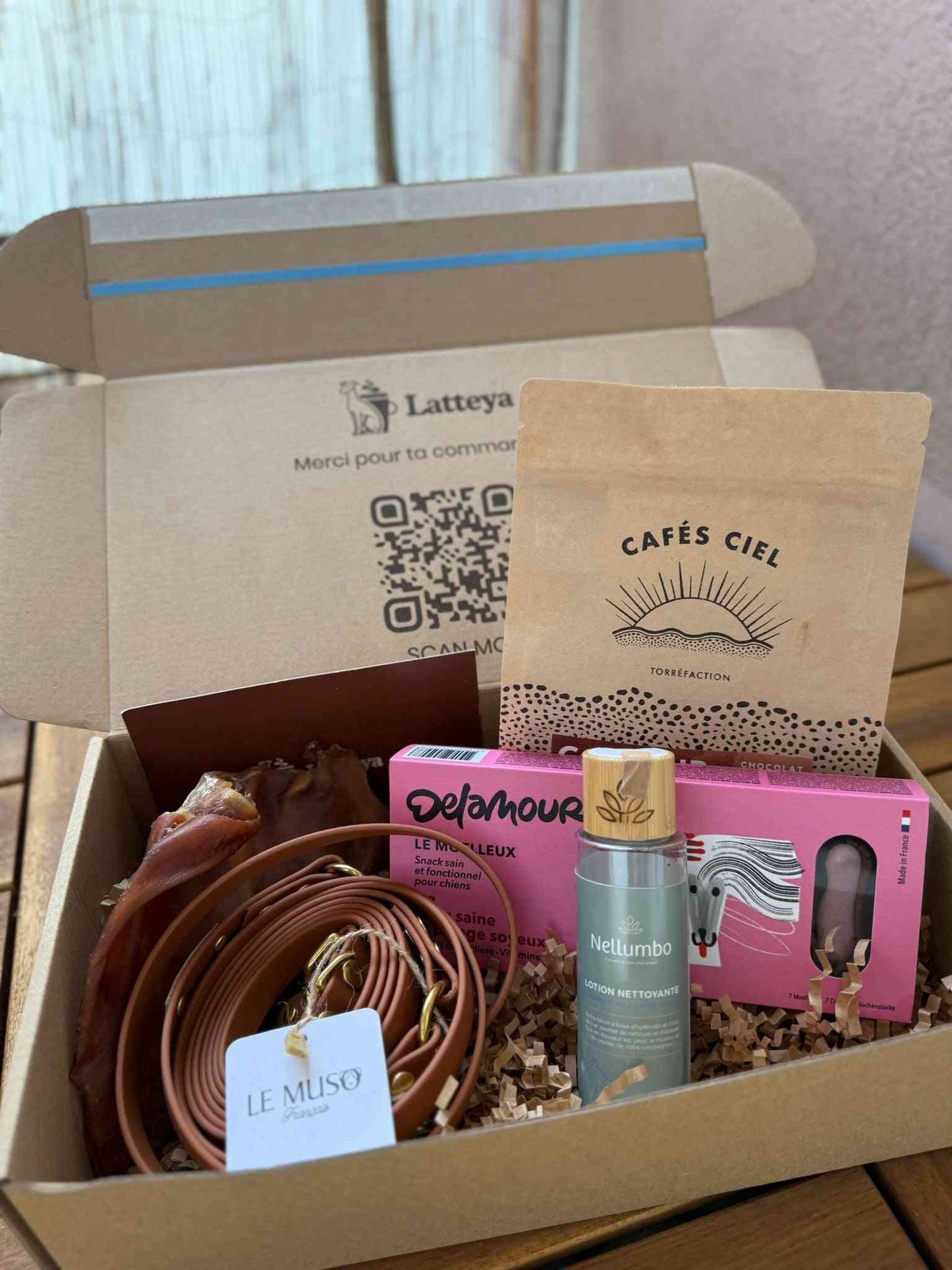 Coffret Mensuelle - Surprise Chien Mensuel | Friandises, Soins dans une boîte en carton Latteya décorée de motifs pour animaux. Idéal pour gâter votre chien chaque mois.