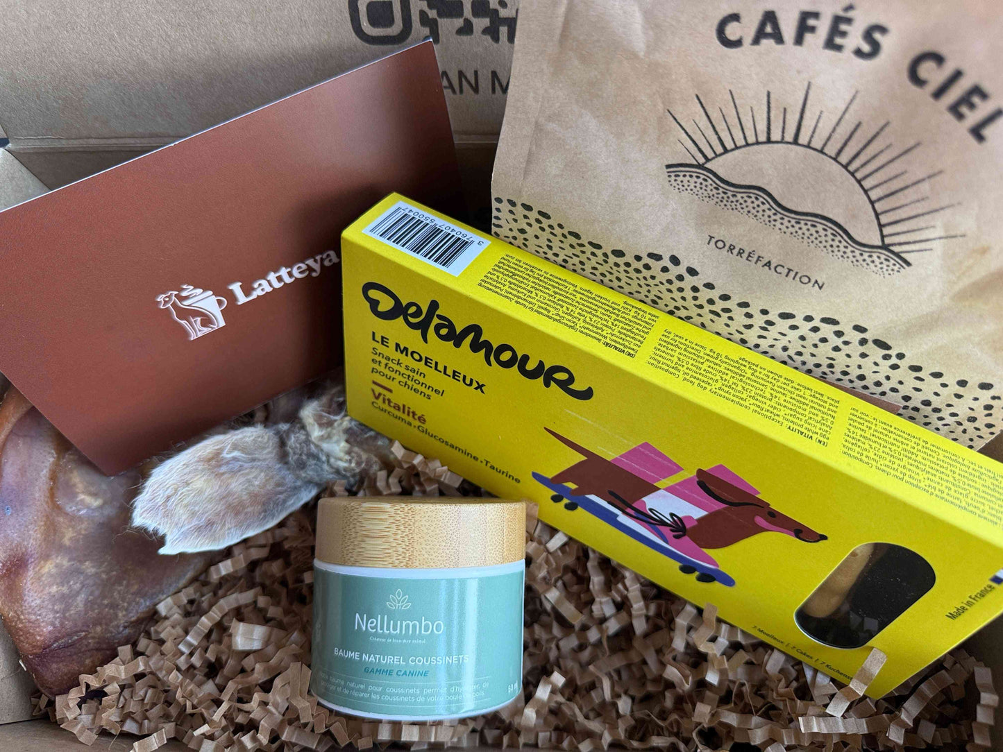 Coffret Découverte Chien - Friandises & Soin Vitalité dans une boîte en carton kraft avec motifs pattes, idéal pour tester des produits bien-être canins.