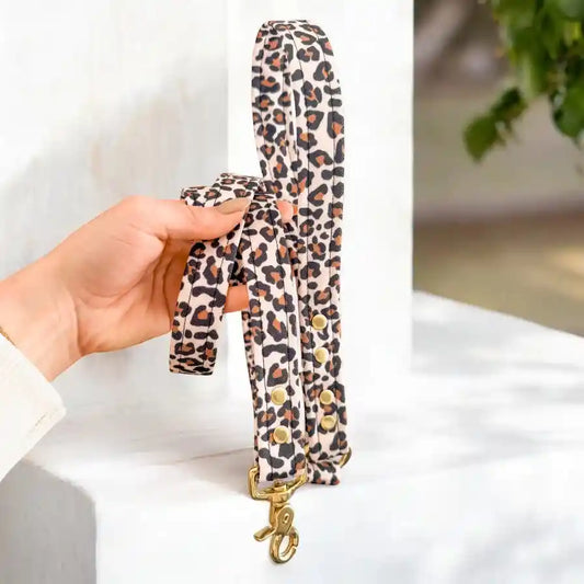 Laisse imperméable léopard pour chien et chat avec mousqueton doré, fabrication française, idéale pour toutes conditions météo.