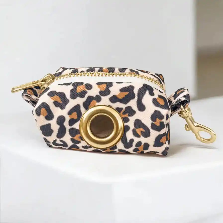 Distributeur sacs léopard en tissu imperméable avec zip doré et mousqueton, idéal pour sacs déjections lors des promenades avec chien.