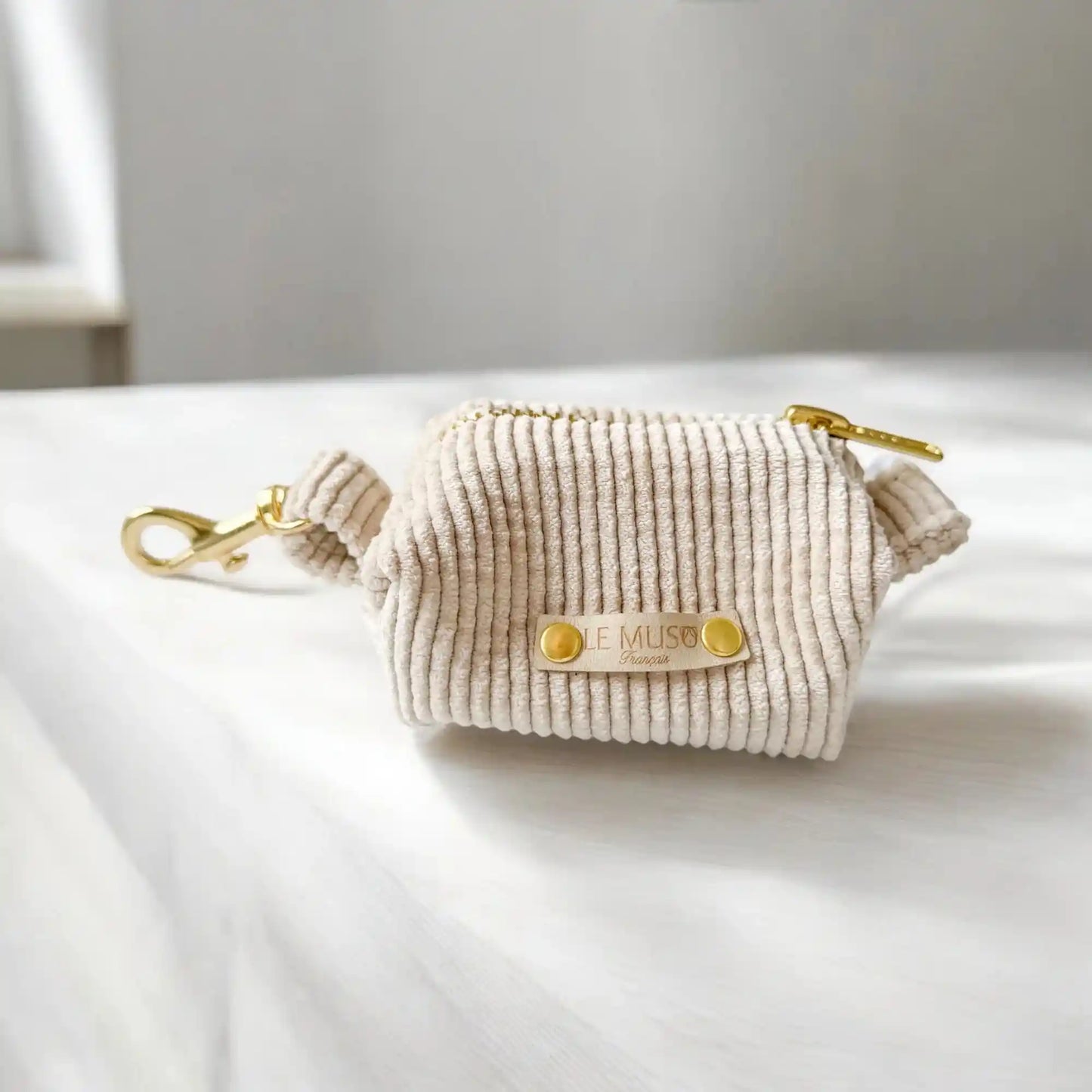 Distributeur sacs en velours côtelé avec œillet doré et mousqueton, accessoire pratique pour animaux, fabriqué en France.