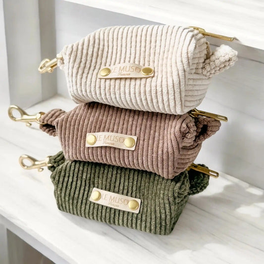 Distributeur sacs en velours côtelé avec œillet doré et mousqueton, accessoire pratique pour animaux, fabriqué en France.