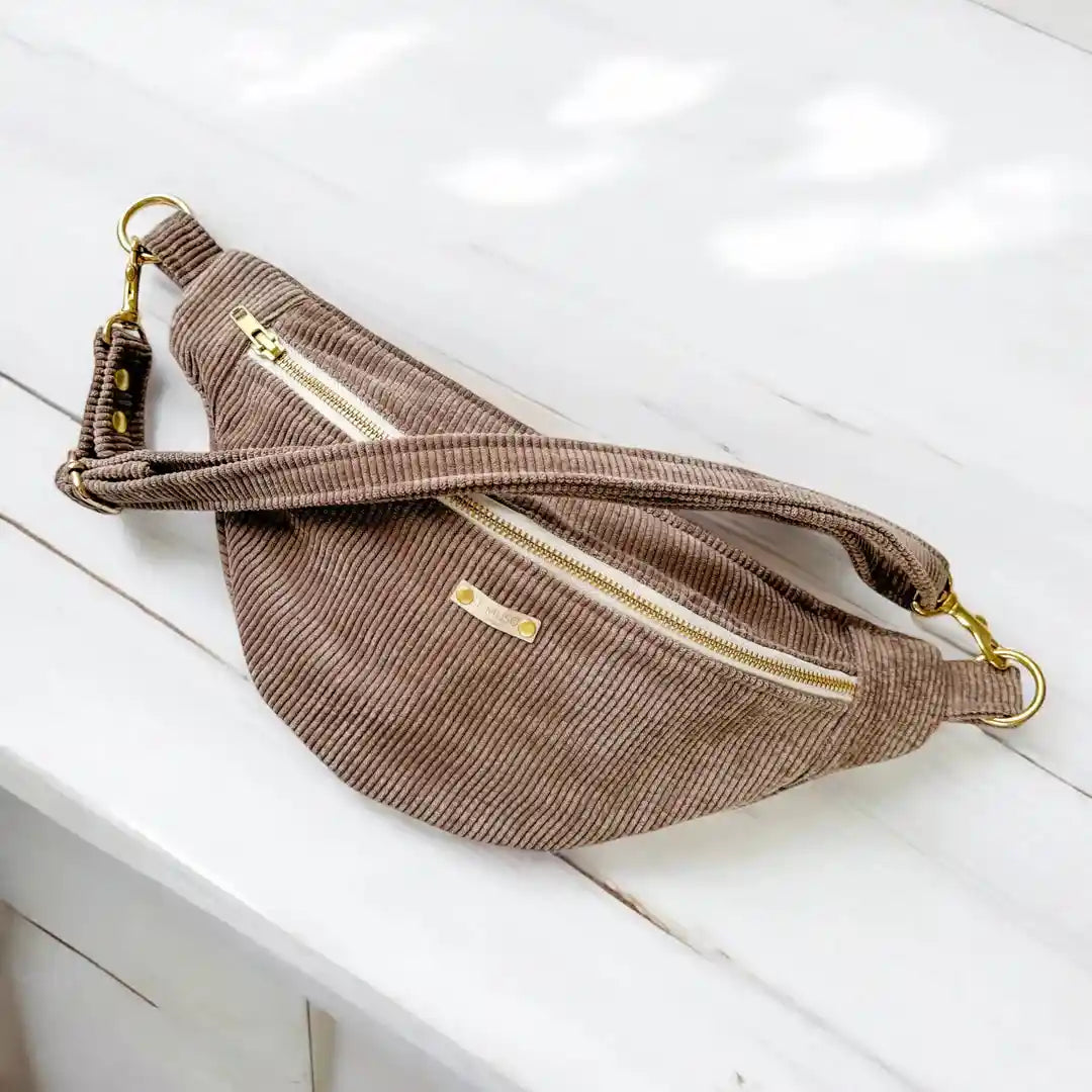 Sac banane velours fabriqué en France, en tissu côtelé marron avec fermeture éclair dorée. Intérieur imperméable, idéal pour accessoires animaux.
