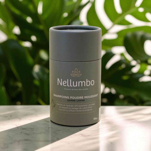 Shampoing Poudre Moussant 50gr pour chien à poils gras de la marque Nellumbo, soin hydratant et apaisant pour pelage doux et brillant.