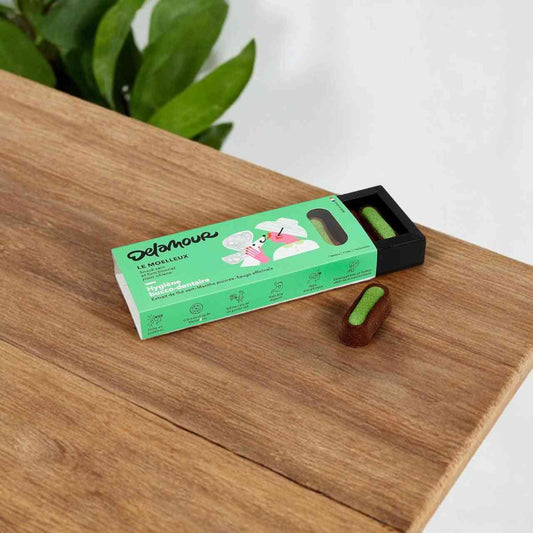 Moelleux Hygiène Dentaire Chien Delamour à la menthe poivrée et sauge, présenté dans une boîte verte avec stick semi-fondant visible. Idéal pour la santé bucco-dentaire des chiens.