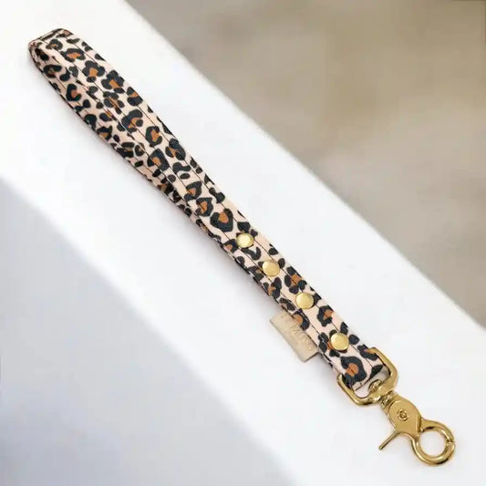 Poignée laisse imperméable pour chien - Tissu étanche avec motif léopard, mousqueton doré robuste. Idéale pour promenades urbaines sécurisées.