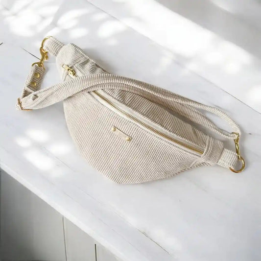 Sac banane velours fabriqué en France, en tissu côtelé marron avec fermeture éclair dorée. Intérieur imperméable, idéal pour accessoires animaux.