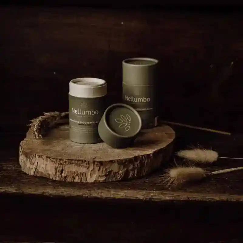 Shampoing Poudre Moussant 50gr pour chien à poils gras de la marque Nellumbo, soin hydratant et apaisant pour pelage doux et brillant.