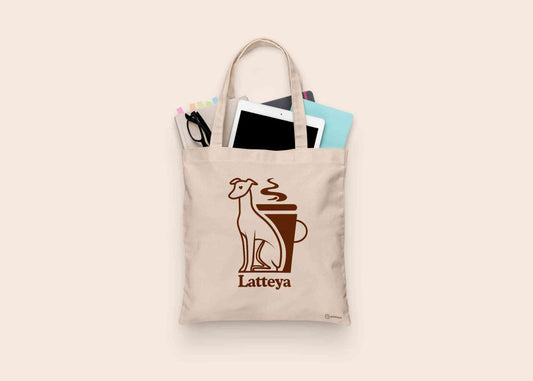 Tote Bag Latteya en coton naturel avec illustration d’un chien et d’un café, idéal pour les sorties avec ton chien. Accessoire pratique et stylé.