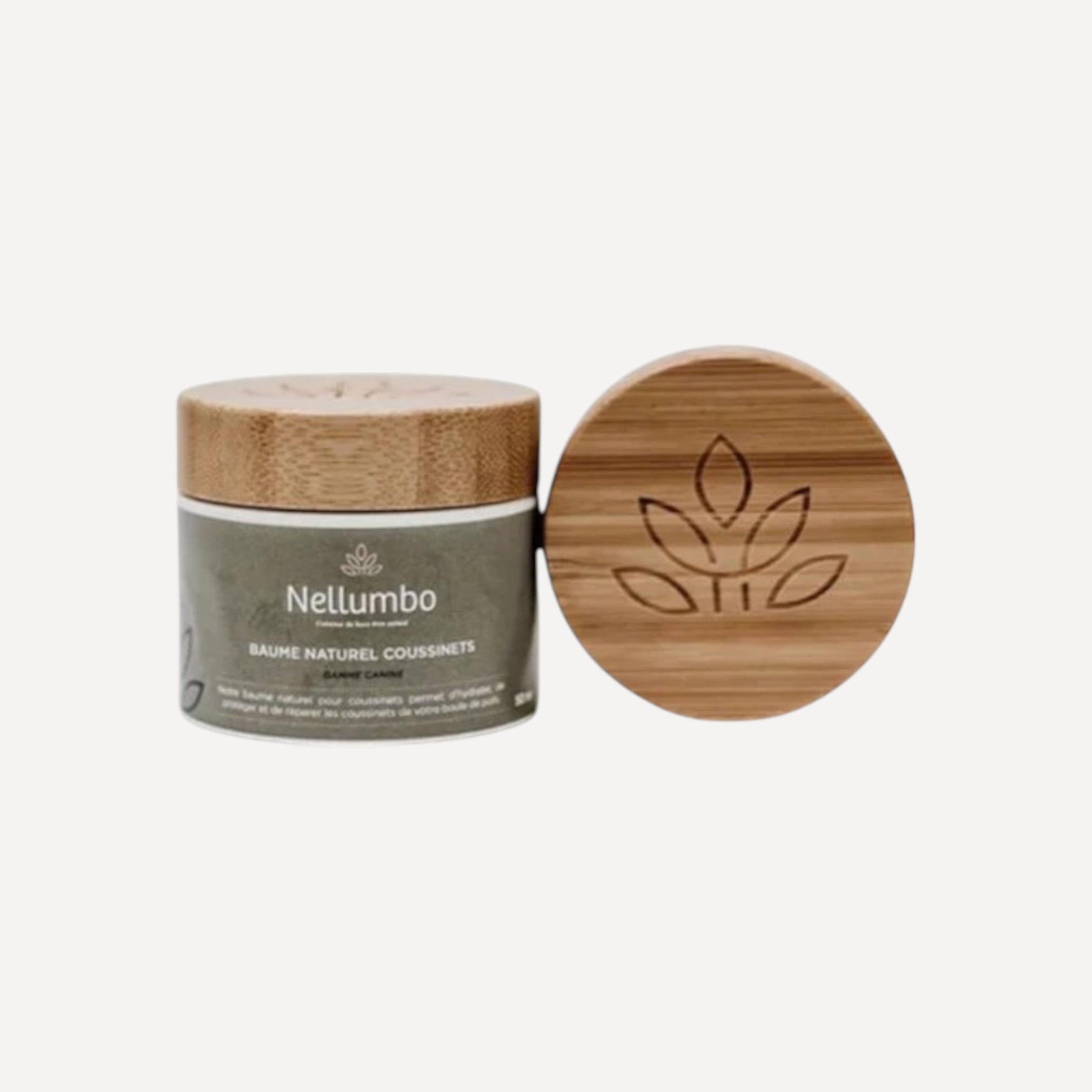 Baume coussinets 50ml naturel pour chiens de la marque Nellumbo, pot en bois avec couvercle gravé, protège et répare les coussinets.