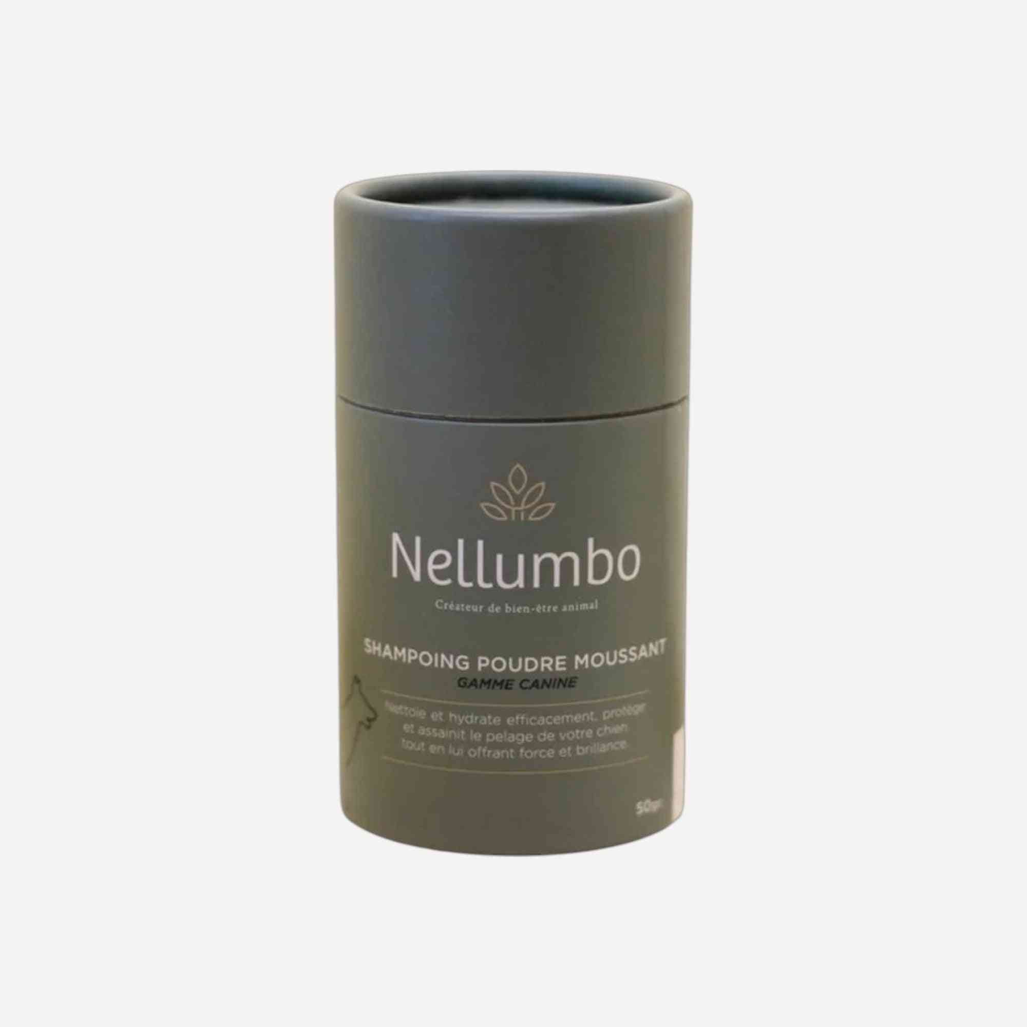 Shampoing Poudre Moussant 50gr pour chien à poils gras de la marque Nellumbo, soin hydratant et apaisant pour pelage doux et brillant.