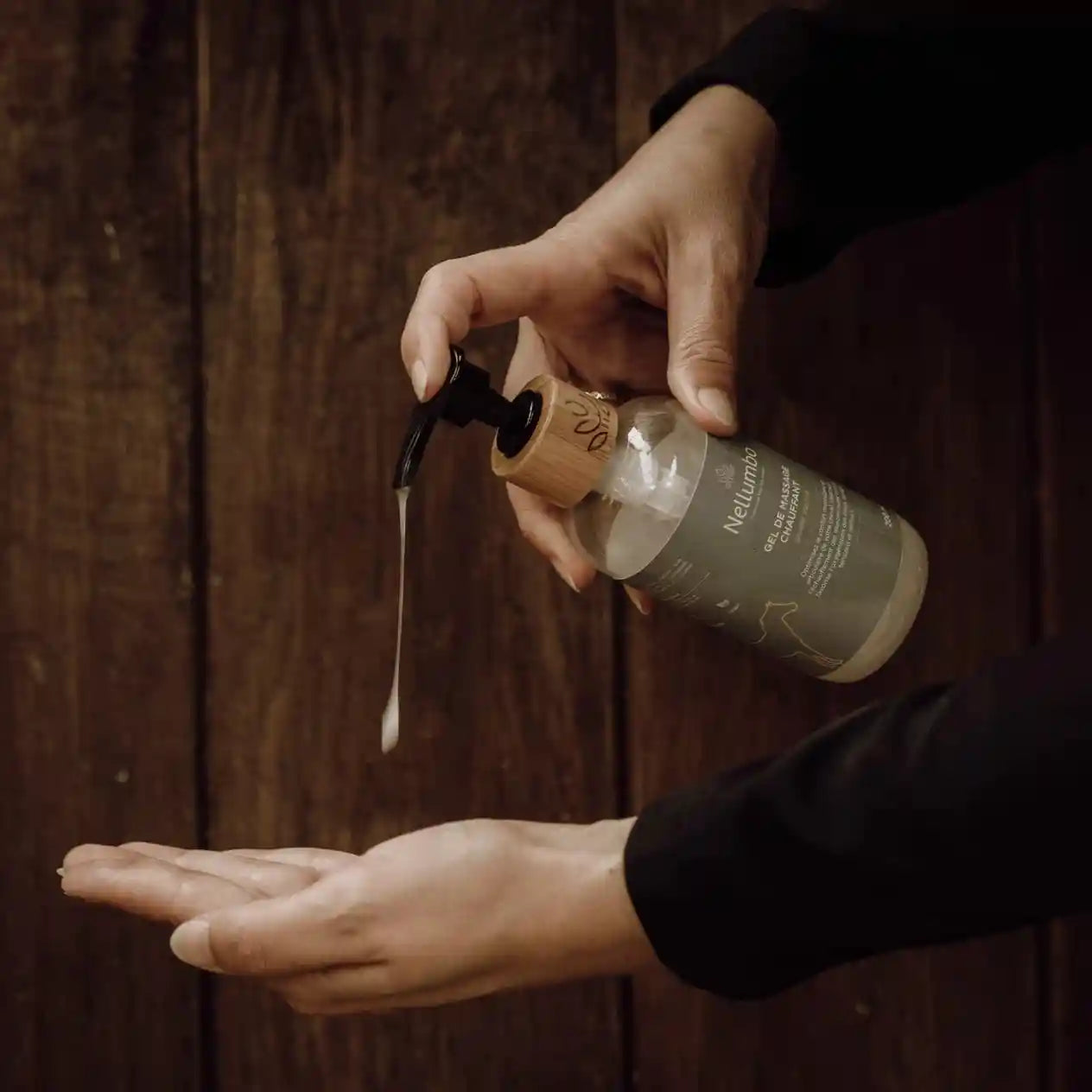 Gel massage cheval chauffant Nellumbo 200ml pour soulager les muscles des chevaux. Soin équin idéal après l'effort pour détente et récupération.