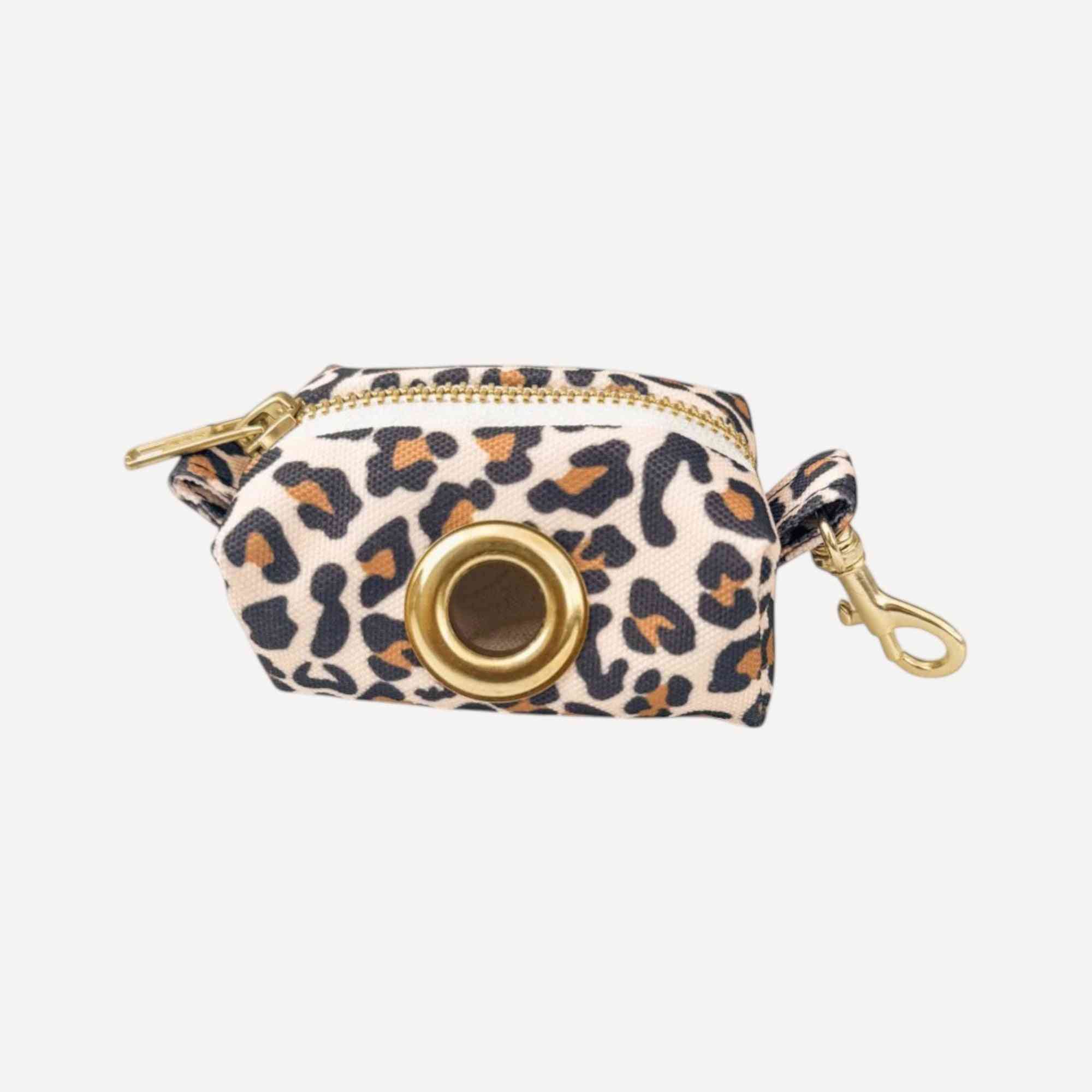 Distributeur sacs léopard en tissu imperméable avec zip doré et mousqueton, idéal pour sacs déjections lors des promenades avec chien.