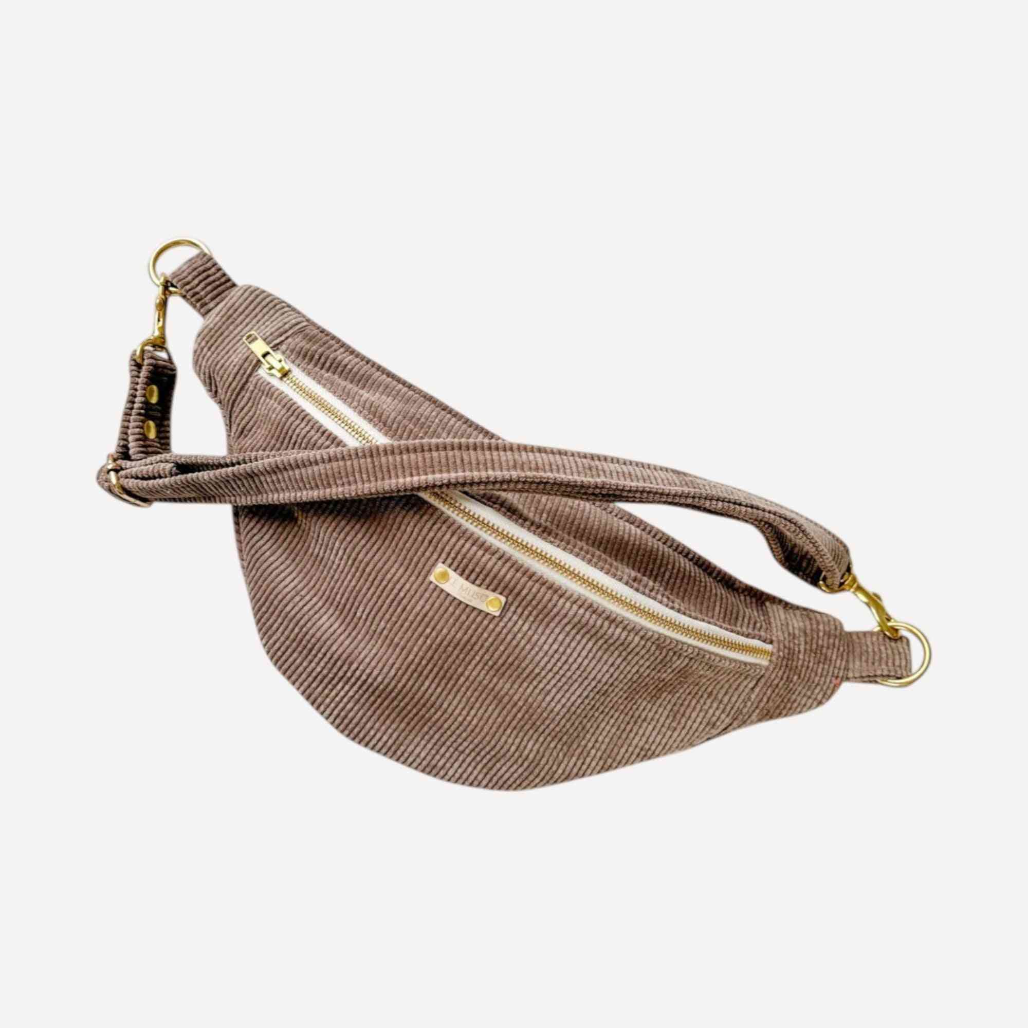 Sac banane velours fabriqué en France, en tissu côtelé marron avec fermeture éclair dorée. Intérieur imperméable, idéal pour accessoires animaux.