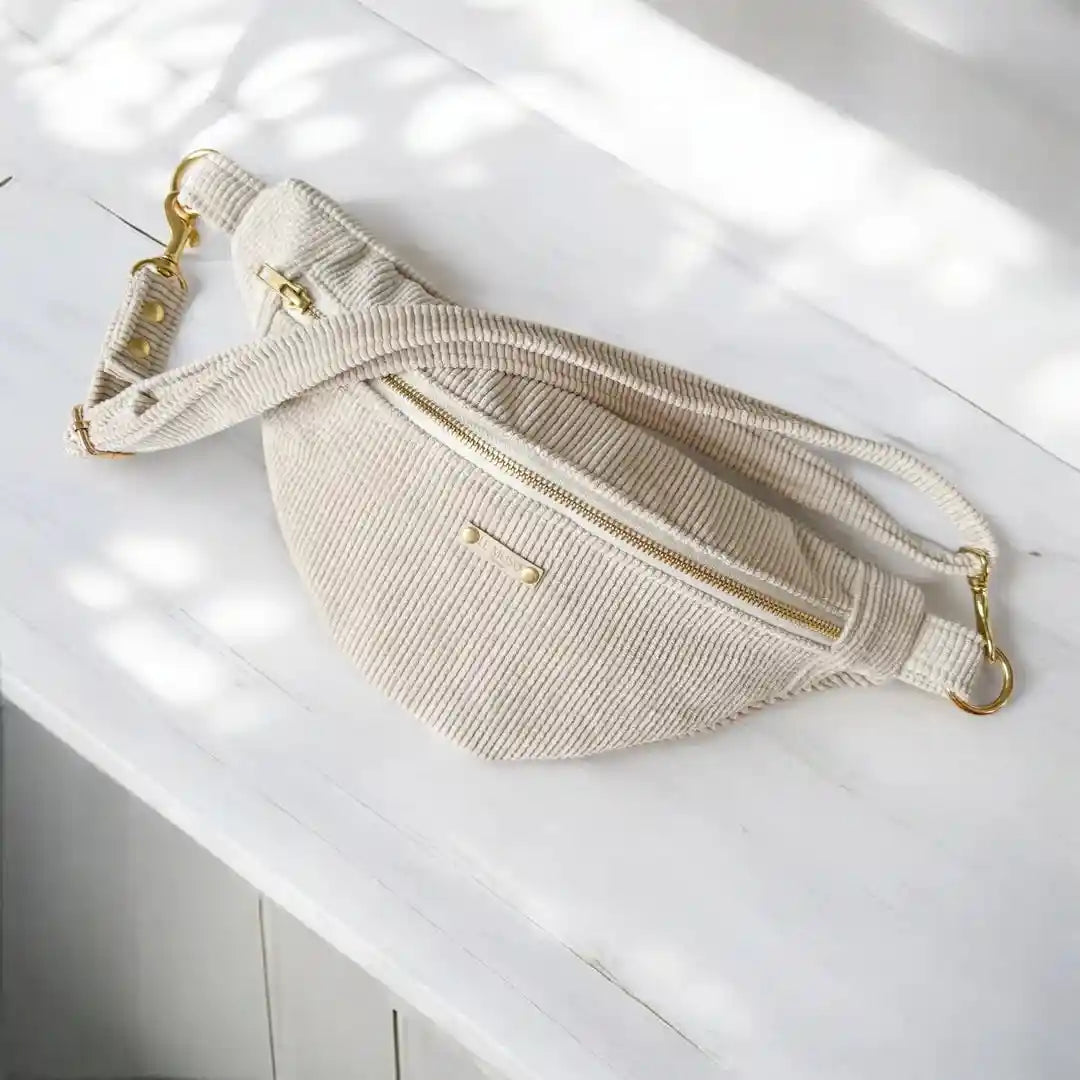 Sac banane velours fabriqué en France, en tissu côtelé marron avec fermeture éclair dorée. Intérieur imperméable, idéal pour accessoires animaux.